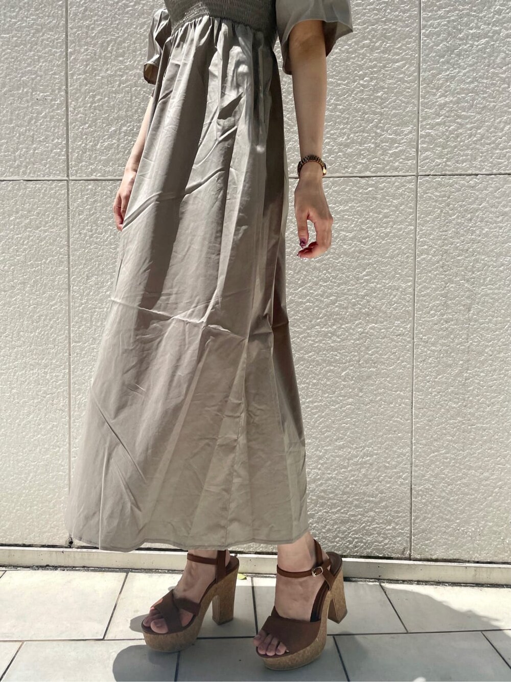 ブラウン系のサンダル、ベージュ系のワンピースを着用したレディースの夏コーディネートの10枚目の写真