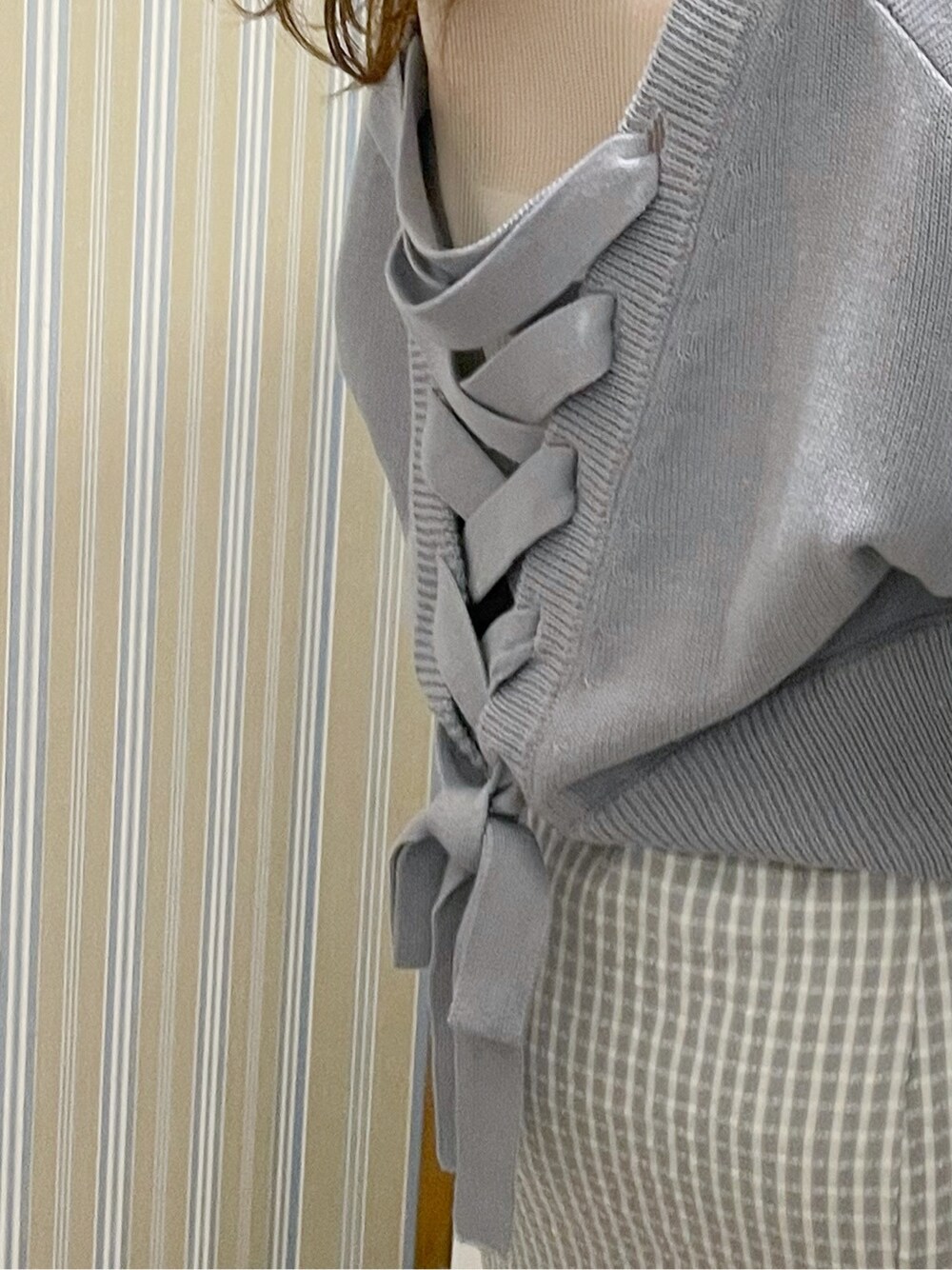 ブルー系のカーディガン/ボレロ、ブルー系のスカート、ホワイト系のローファーを着用したレディースの春コーディネートの6枚目の写真