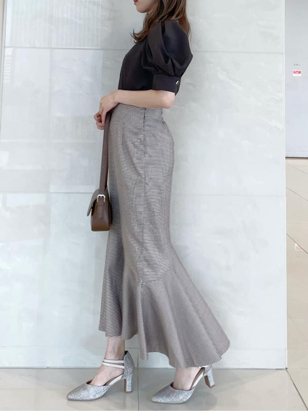 ブラウン系のシャツ/ブラウス、その他のスカート、グレー系のパンプスを着用したレディースの秋コーディネートの3枚目の写真