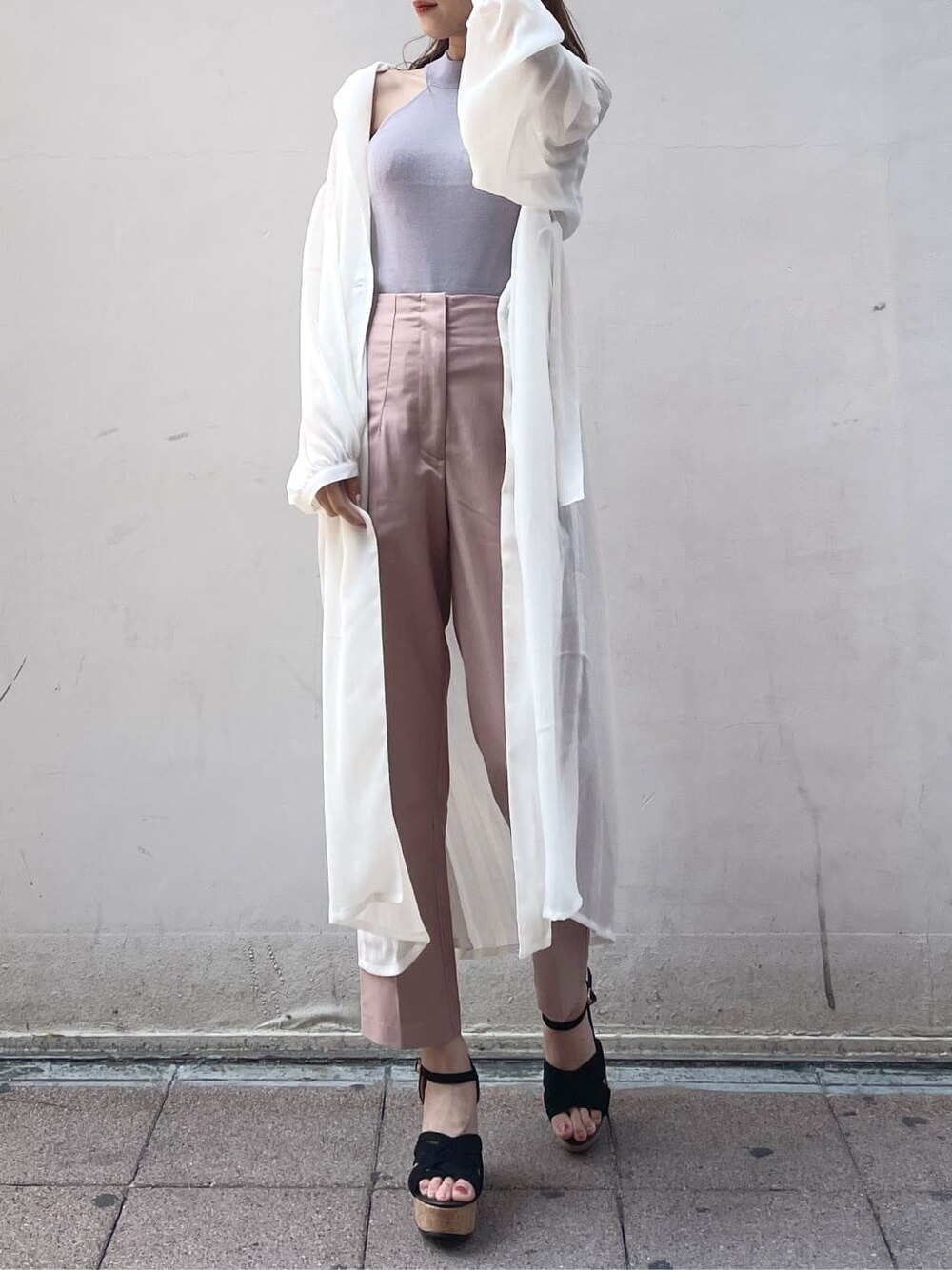 ブラック系のサンダル、ホワイト系のシャツ/ブラウス、パープル系のニット/セーターを着用したレディースの春コーディネートの2枚目の写真