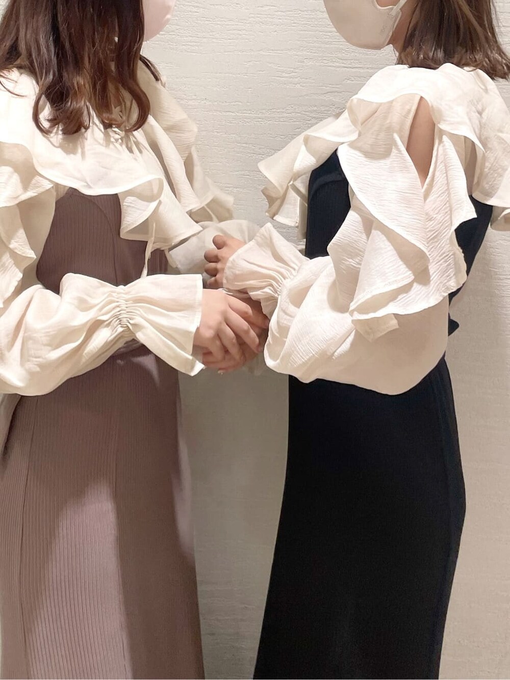 ベージュ系のブーツ、ブラック系のブーツ、ブラック系のワンピースを着用したレディースの秋コーディネートの5枚目の写真