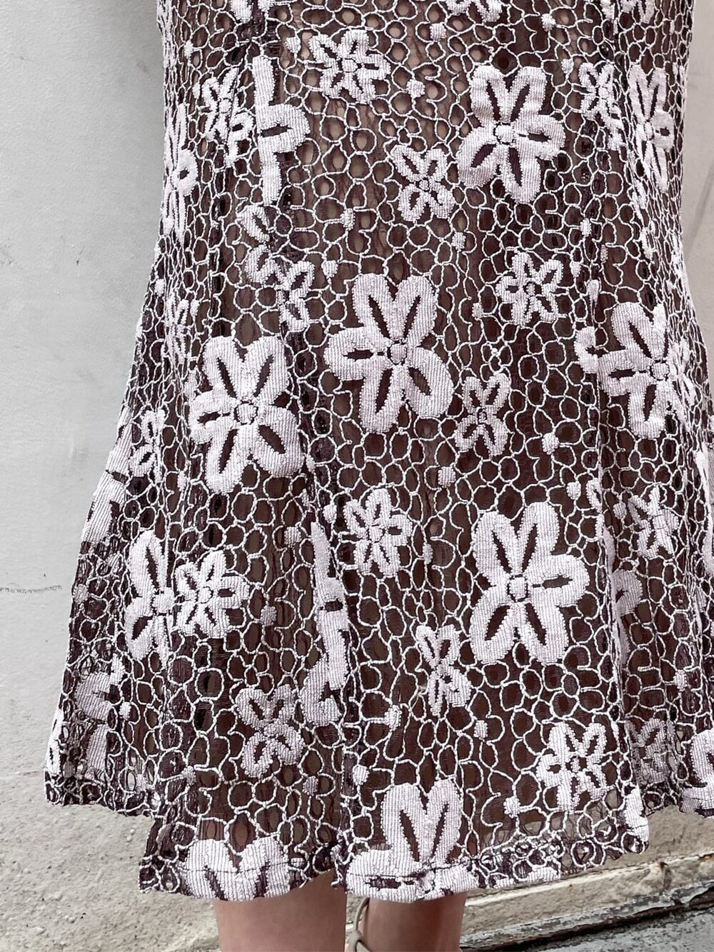 ブラウン系のスカート、ホワイト系のパンプス、ホワイト系のショルダーバッグを着用したレディースの春コーディネートの10枚目の写真