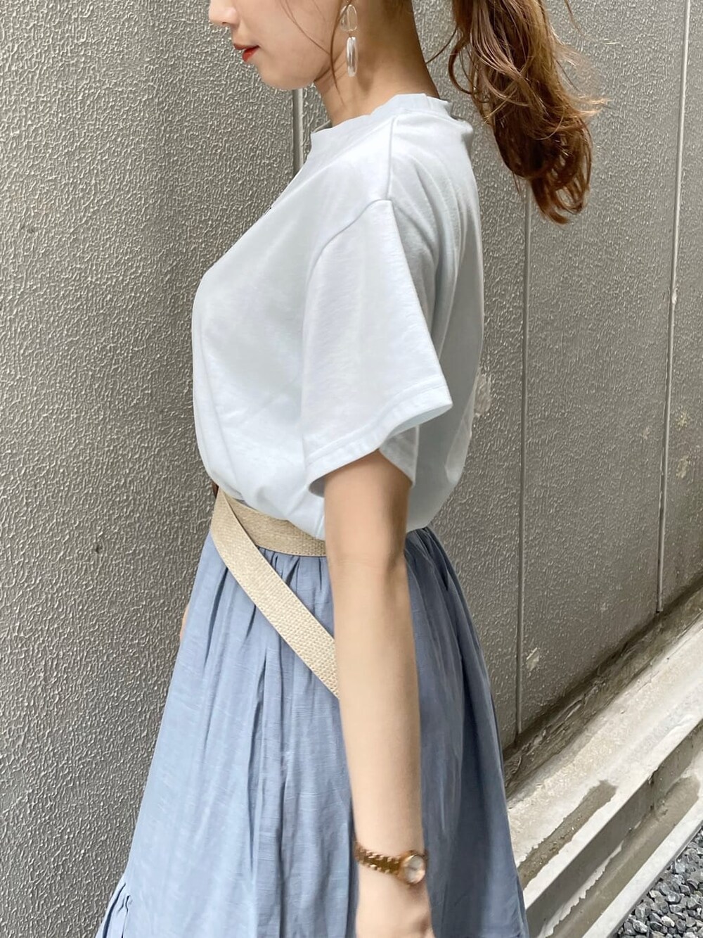 ブルー系のスカート、その他のサンダル、ブルー系のTシャツ/カットソーを着用したレディースの夏コーディネートの5枚目の写真