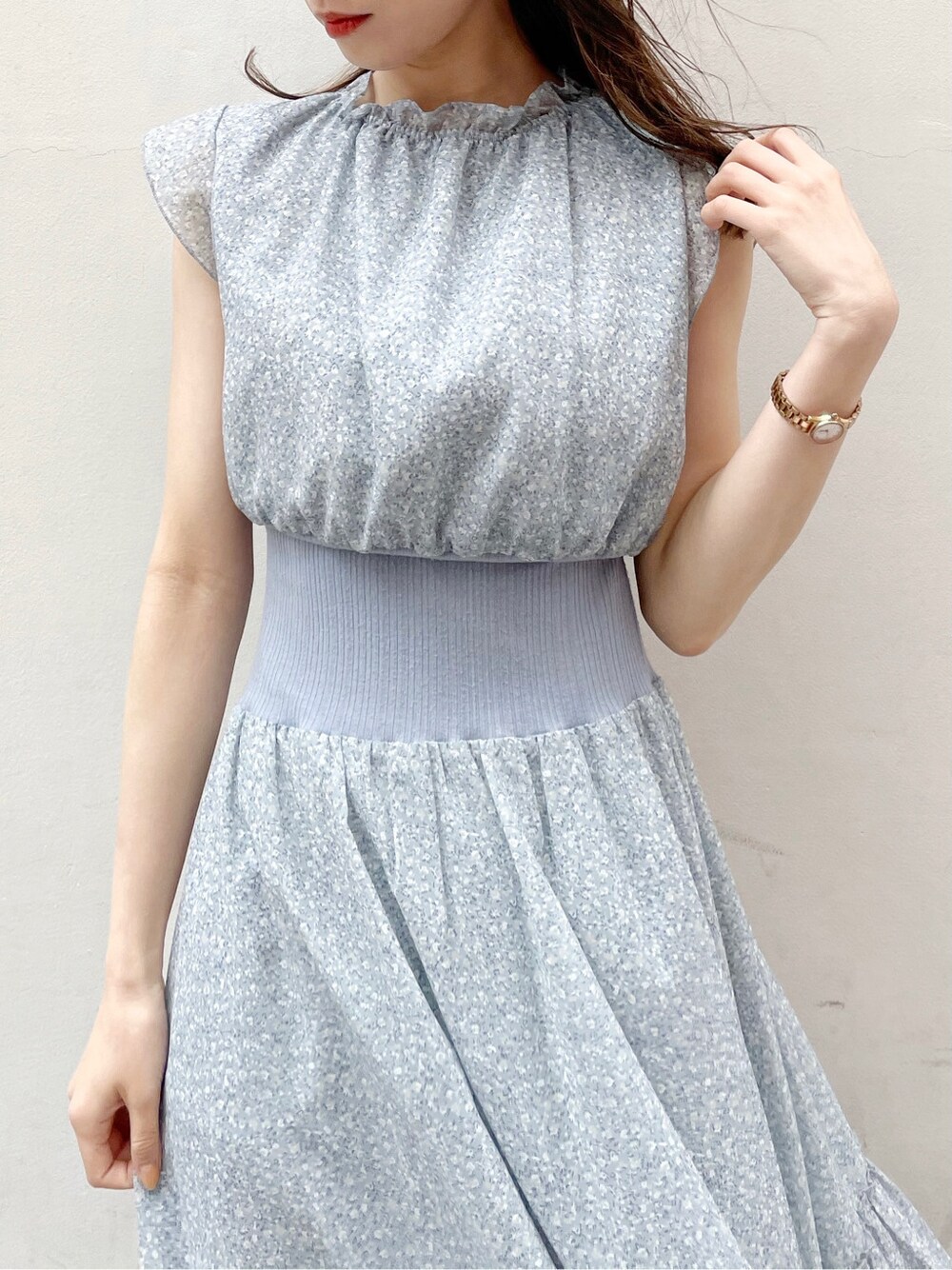 ホワイト系のワンピース、ブルー系のワンピース、その他のサンダルを着用したレディースの春コーディネートの5枚目の写真