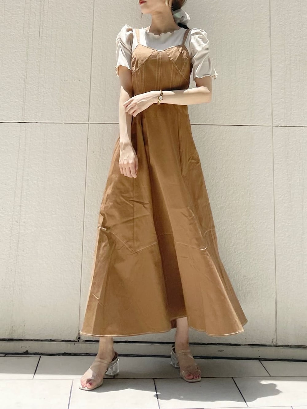 ブラウン系のワンピース、その他のサンダル、ホワイト系のTシャツ/カットソーを着用したレディースの夏コーディネートの3枚目の写真