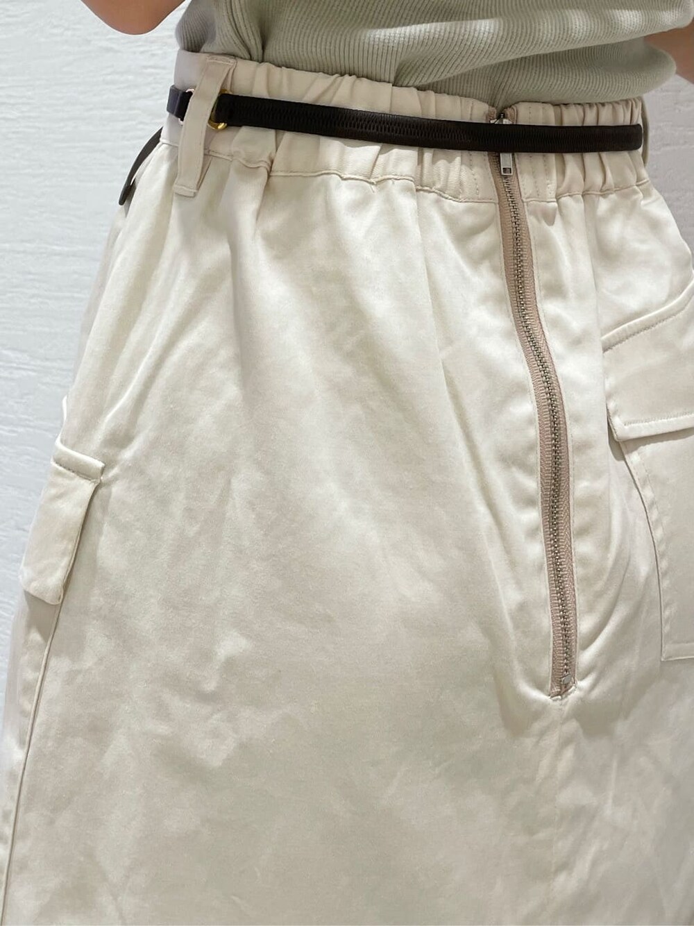 その他のサンダル、ホワイト系のスカート、その他のサンダルを着用したレディースの夏コーディネートの9枚目の写真