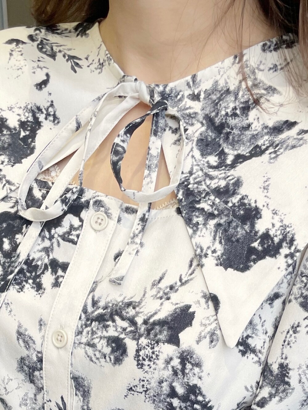 ホワイト系のシャツ/ブラウス、ブラック系のスカート、ブラック系のブーツを着用したレディースの冬コーディネートの7枚目の写真