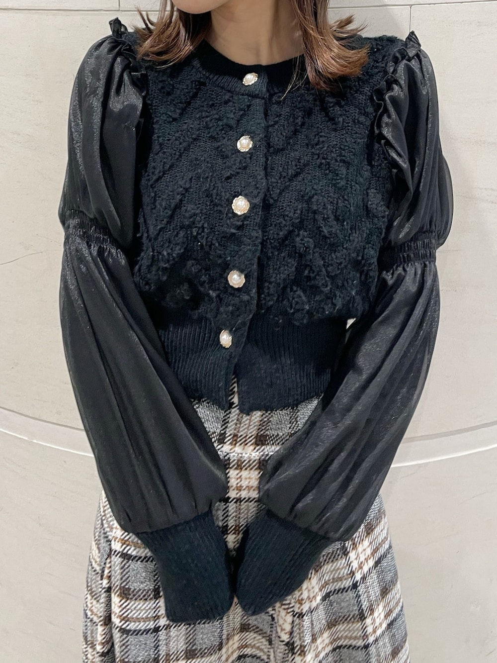 その他のスカート、ブラック系のニット/セーター、ブラック系のブーツを着用したレディースの冬コーディネートの4枚目の写真