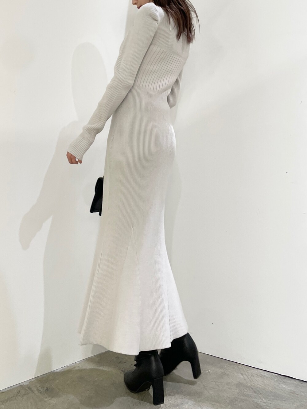 ブラック系のブーツ、グレー系のワンピースを着用したレディースの秋コーディネートの2枚目の写真