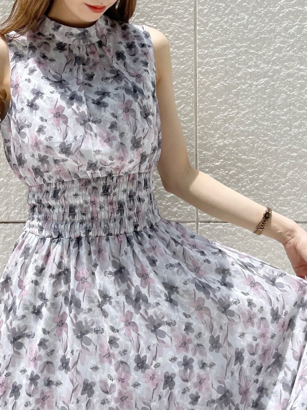 ブラウン系のハンドバッグ、ブラウン系のサンダル、ピンク系のワンピースを着用したレディースの夏コーディネートの4枚目の写真