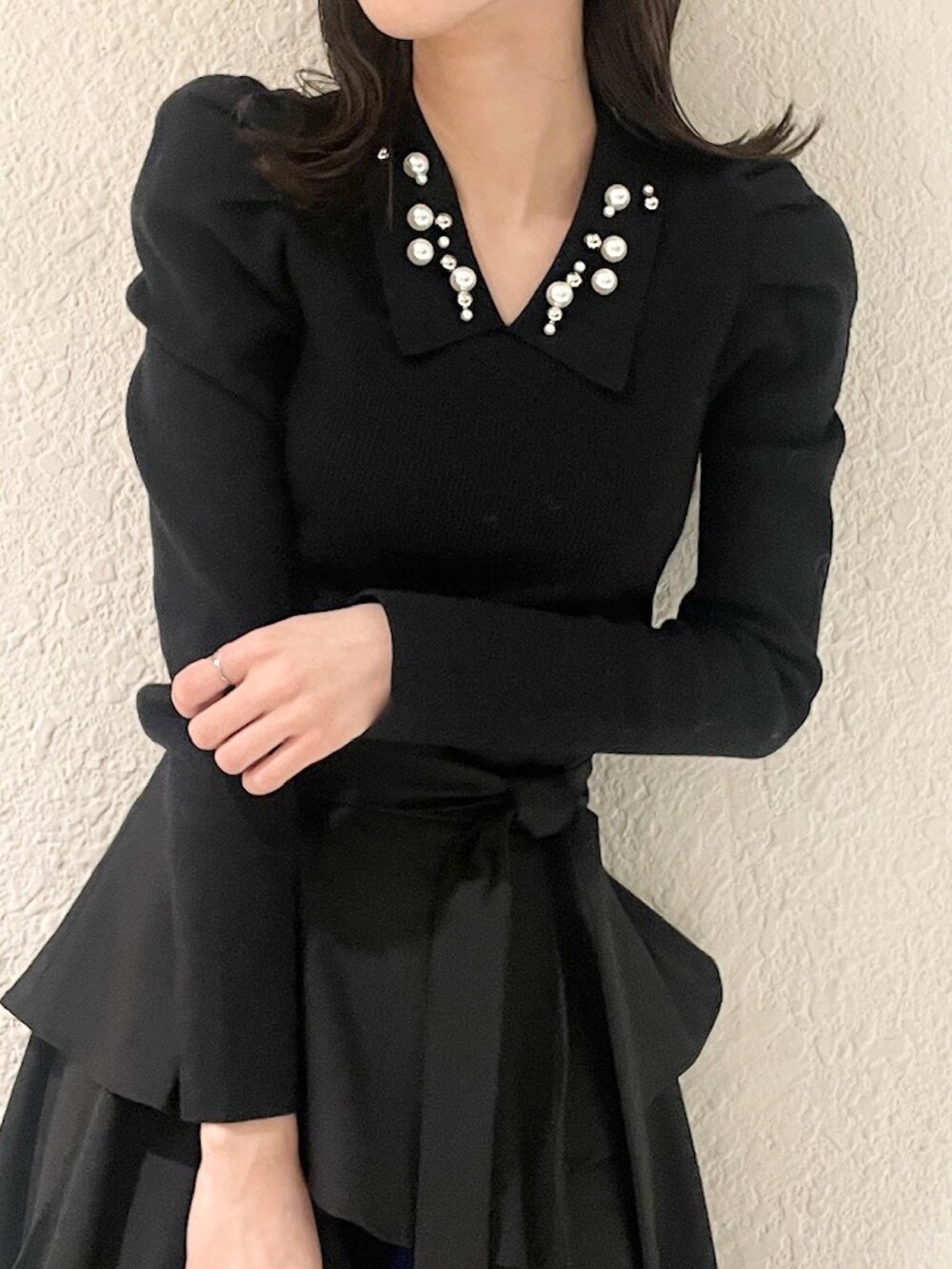 ブラック系のニット/セーター、ブラック系のブーツ、ブラック系のスカートを着用したレディースの冬コーディネートの5枚目の写真