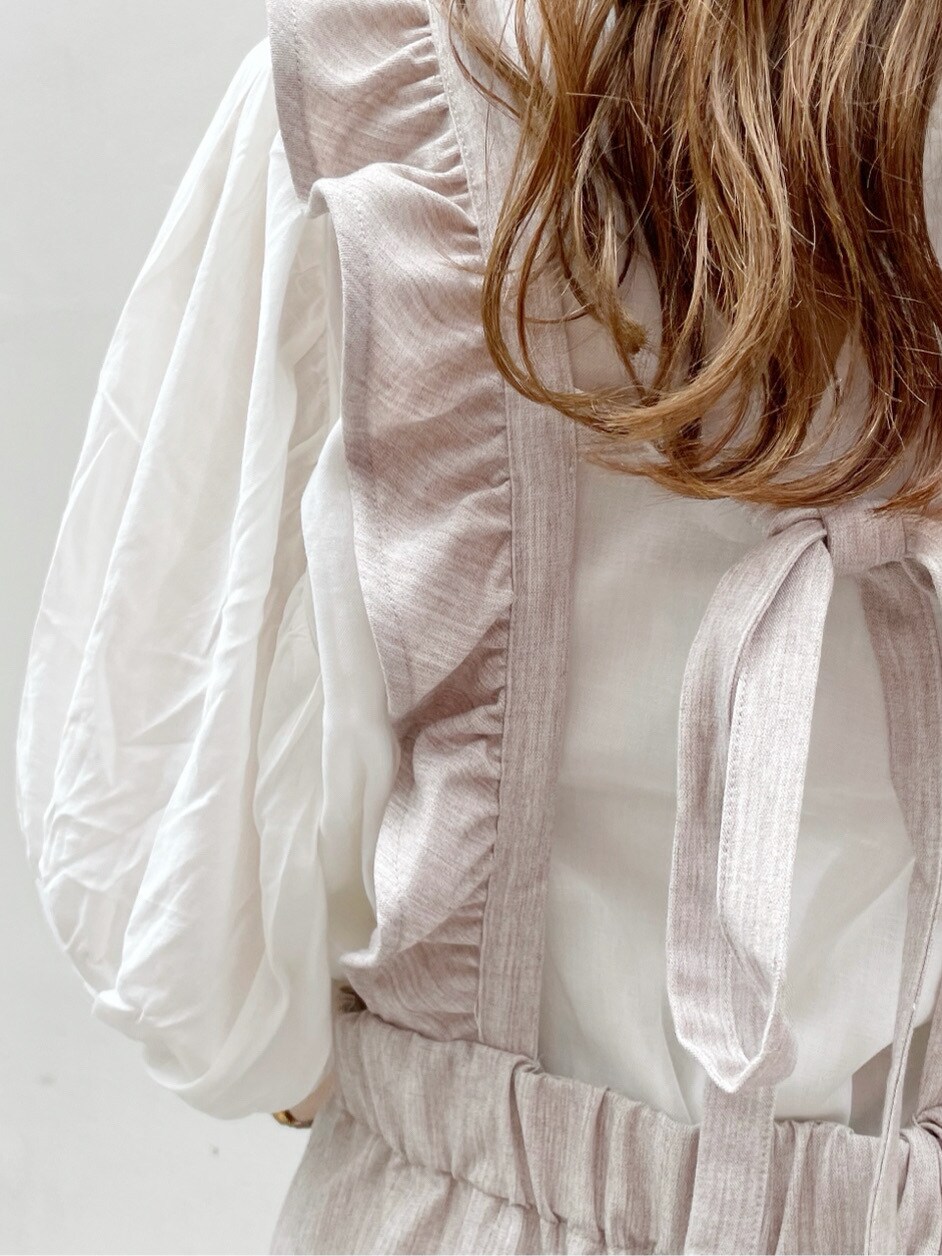 ブラウン系のサロペット/オーバーオール、ホワイト系のシャツ/ブラウス、グリーン系のショルダーバッグを着用したレディースの夏コーディネートの9枚目の写真