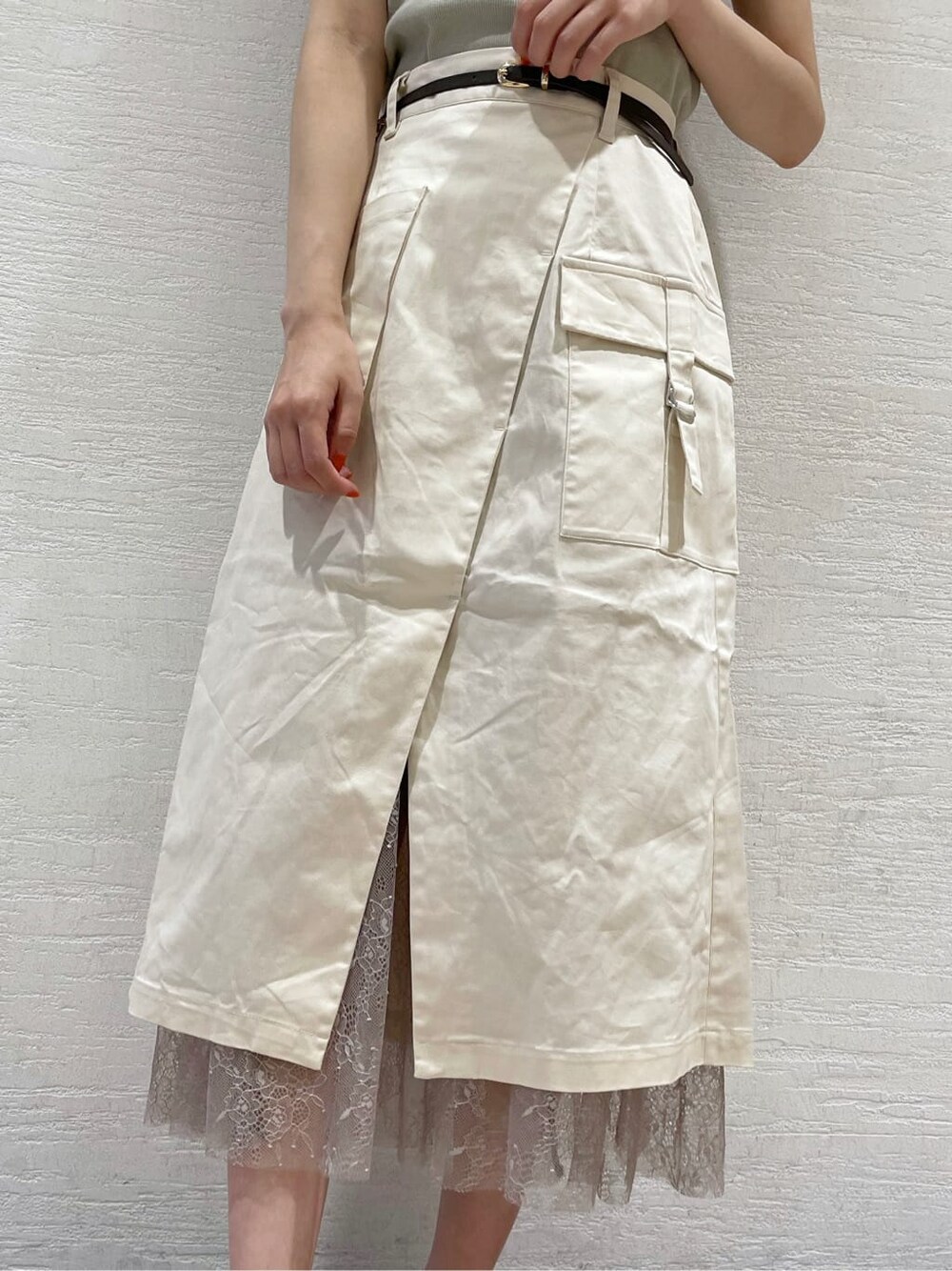 その他のサンダル、ホワイト系のスカート、その他のサンダルを着用したレディースの夏コーディネートの8枚目の写真