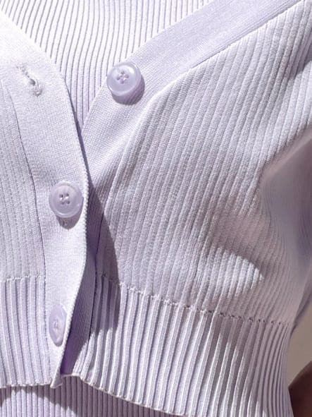 パープル系のワンピース、ブラック系のパンプス、ブラック系のハンドバッグを着用したレディースの春コーディネートの9枚目の写真