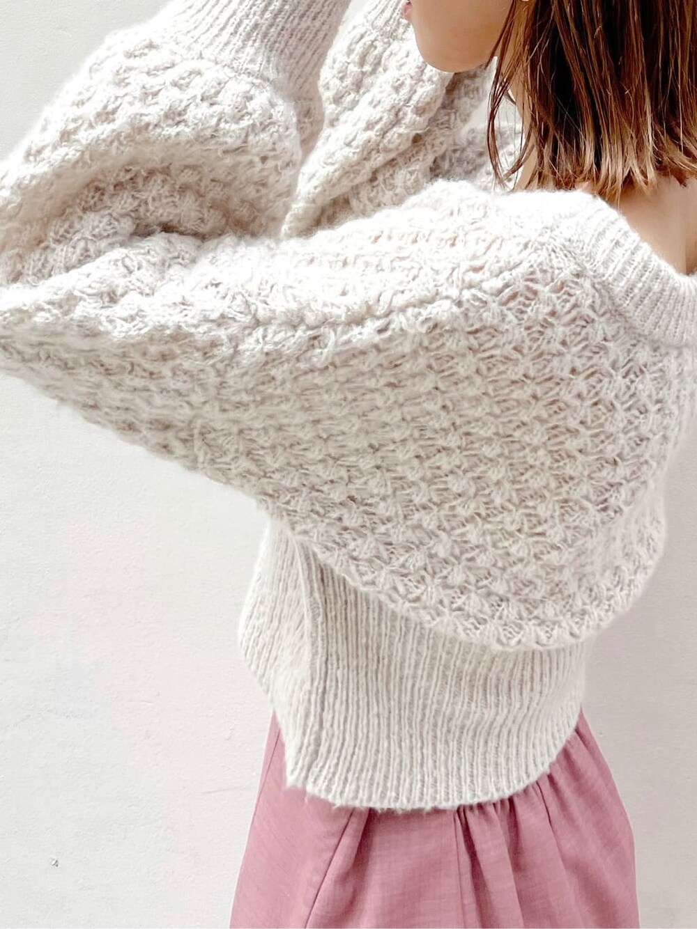 ホワイト系のワンピース、ピンク系のスカートを着用したレディースの秋コーディネートの5枚目の写真