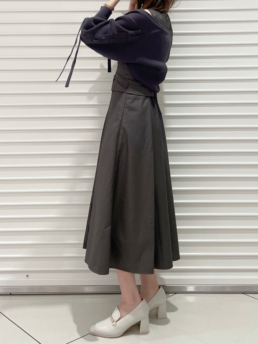 グレー系のワンピース、グレー系のカーディガン/ボレロ、ホワイト系のローファーを着用したレディースの夏コーディネートの3枚目の写真