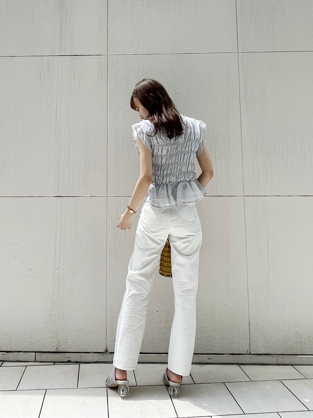 グレー系のサンダル、ブルー系のシャツ/ブラウス、ホワイト系のデニムパンツを着用したレディースの春コーディネートの4枚目の写真