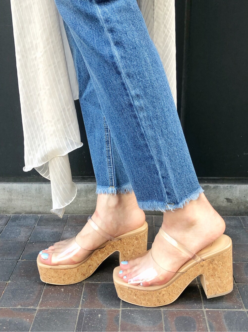 その他のサンダル、ホワイト系のシャツ/ブラウス、ブルー系のデニムパンツを着用したレディースの夏コーディネートの4枚目の写真