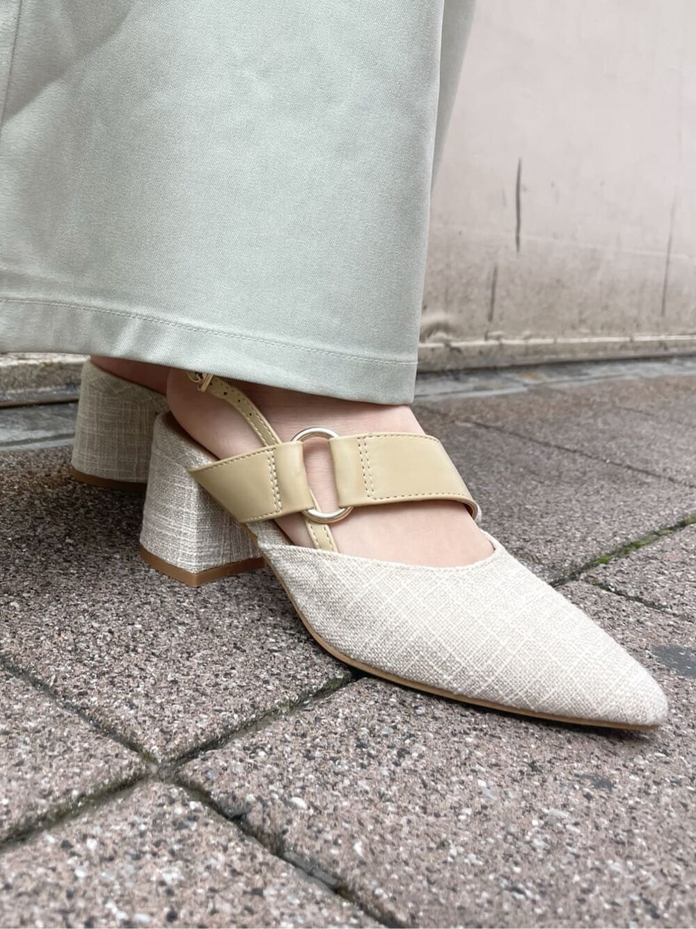 グリーン系のその他パンツ、ホワイト系のシャツ/ブラウス、ホワイト系のカーディガン/ボレロを着用したレディースの冬コーディネートの10枚目の写真