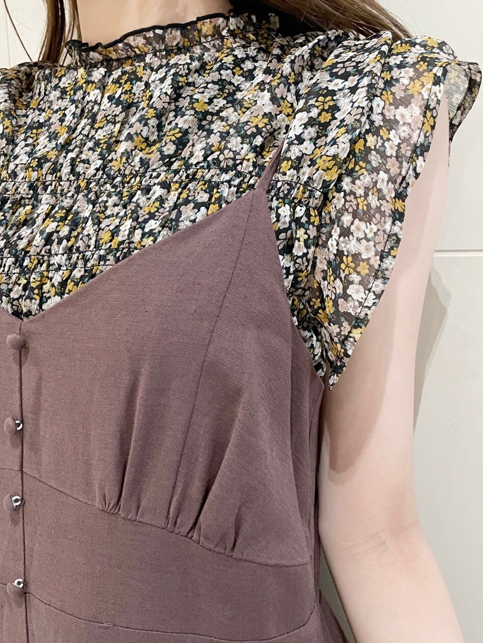 その他のサンダル、その他のシャツ/ブラウス、ブラウン系のワンピースを着用したレディースの春コーディネートの7枚目の写真