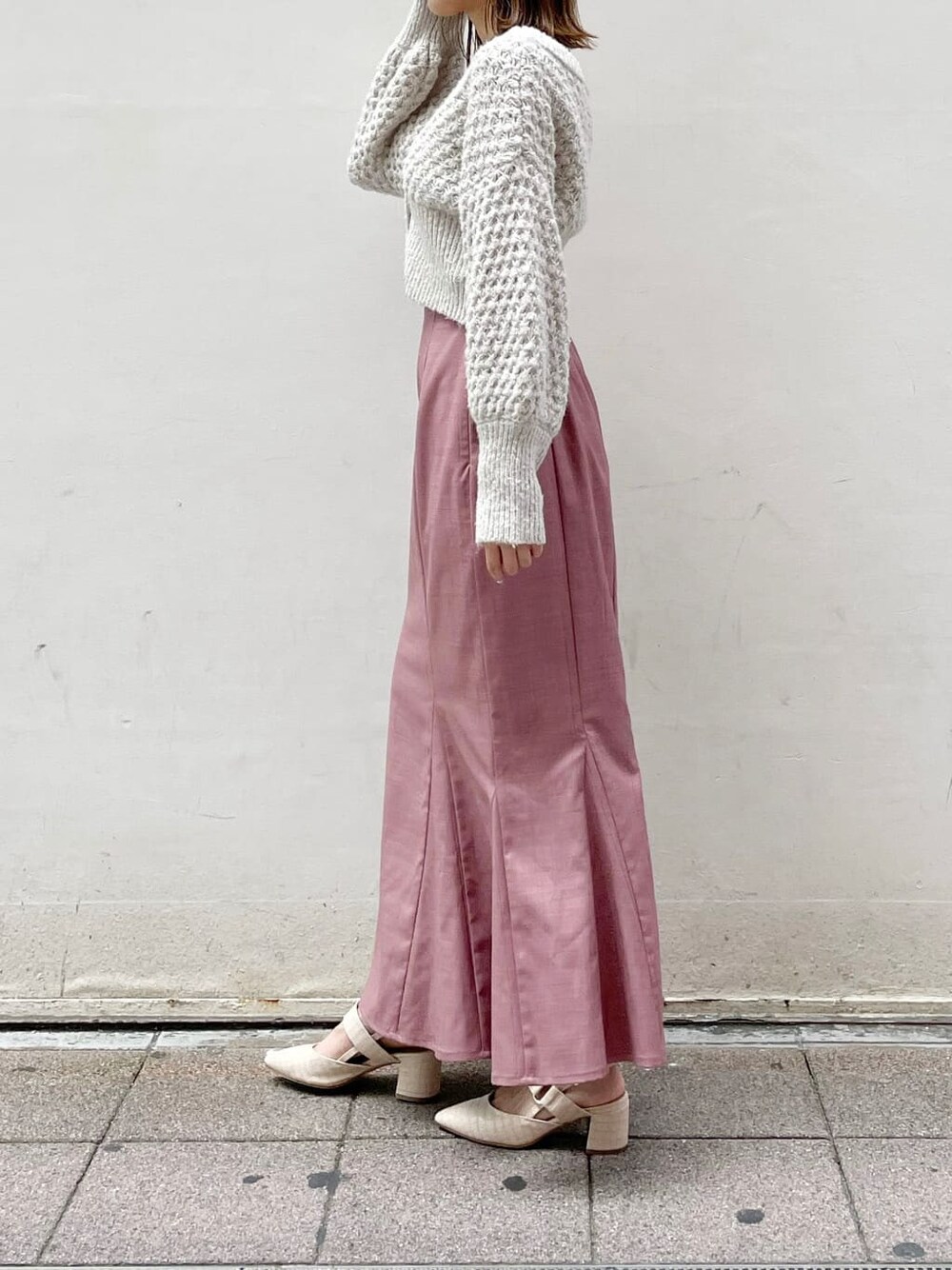 ホワイト系のワンピース、ピンク系のスカートを着用したレディースの秋コーディネートの2枚目の写真