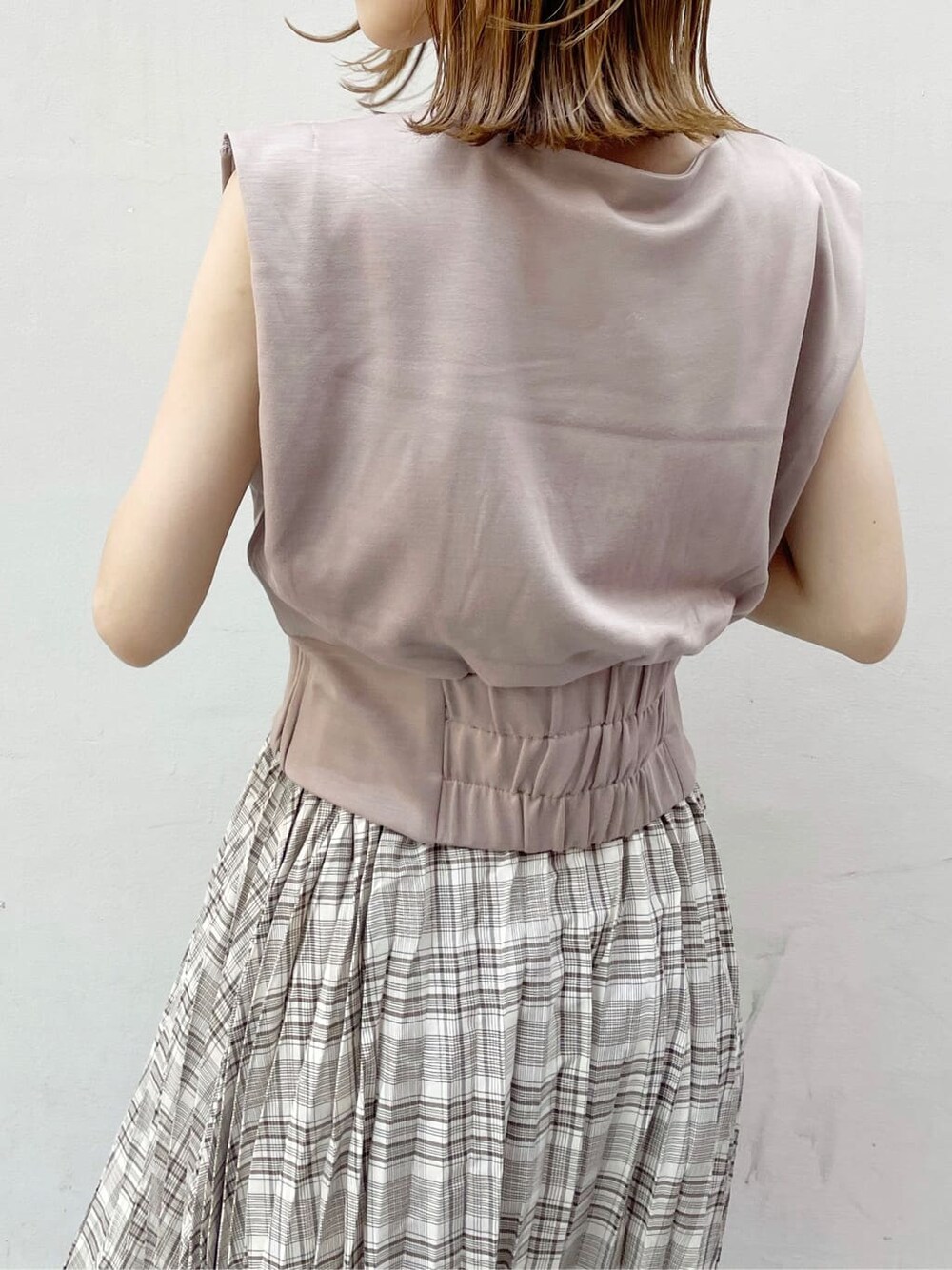 ベージュ系のスカート、ブラウン系のTシャツ/カットソーを着用したレディースの夏コーディネートの6枚目の写真