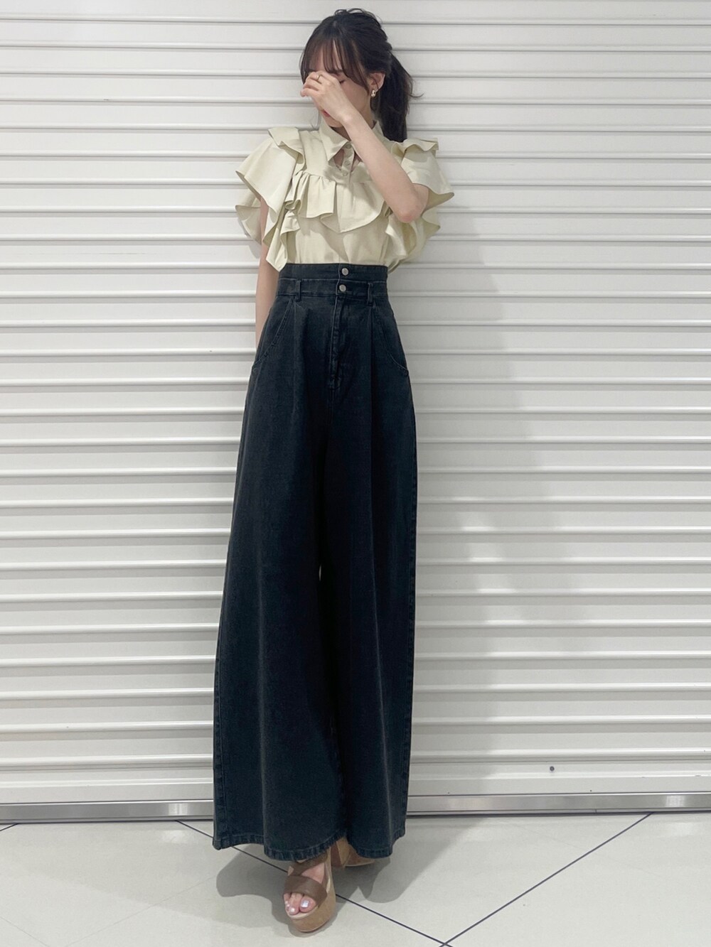 ベージュ系のシャツ/ブラウス、ブラック系のデニムパンツ、ブラウン系のサンダルを着用したレディースの夏コーディネートの4枚目の写真