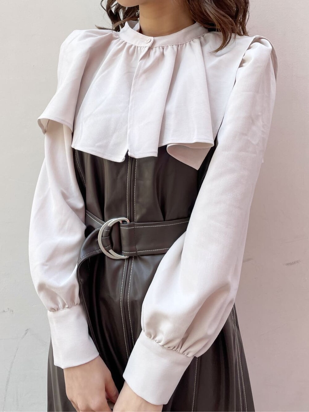 ブラウン系のワンピース、ブラウン系のブーツ、ベージュ系のシャツ/ブラウスを着用したレディースの冬コーディネートの3枚目の写真