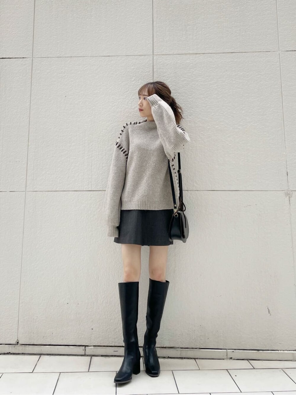 ブラック系のショルダーバッグ、グレー系のその他パンツ、ブラック系のブーツを着用したレディースの冬コーディネートの9枚目の写真