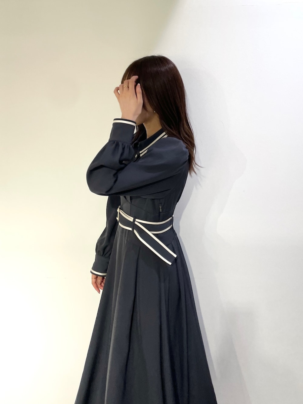 ブルー系のワンピース、ベージュ系のパンプスを着用したレディースの夏コーディネートの6枚目の写真