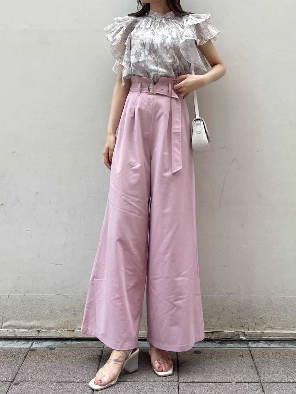 パープル系のサンダル、ホワイト系のショルダーバッグ、ベージュ系のシャツ/ブラウスを着用したレディースの夏コーディネートの2枚目の写真