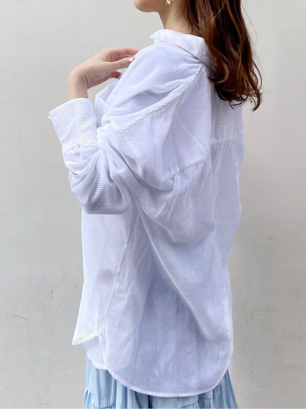 ホワイト系のシャツ/ブラウス、ブルー系のワンピース、ブラック系のパンプスを着用したレディースの冬コーディネートの4枚目の写真