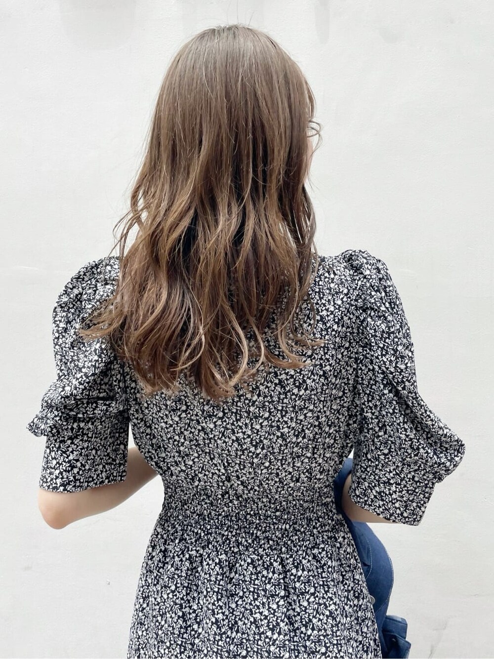 ブルー系のシャツ/ブラウス、ブラウン系のサンダル、ブラック系のワンピースを着用したレディースの夏コーディネートの6枚目の写真