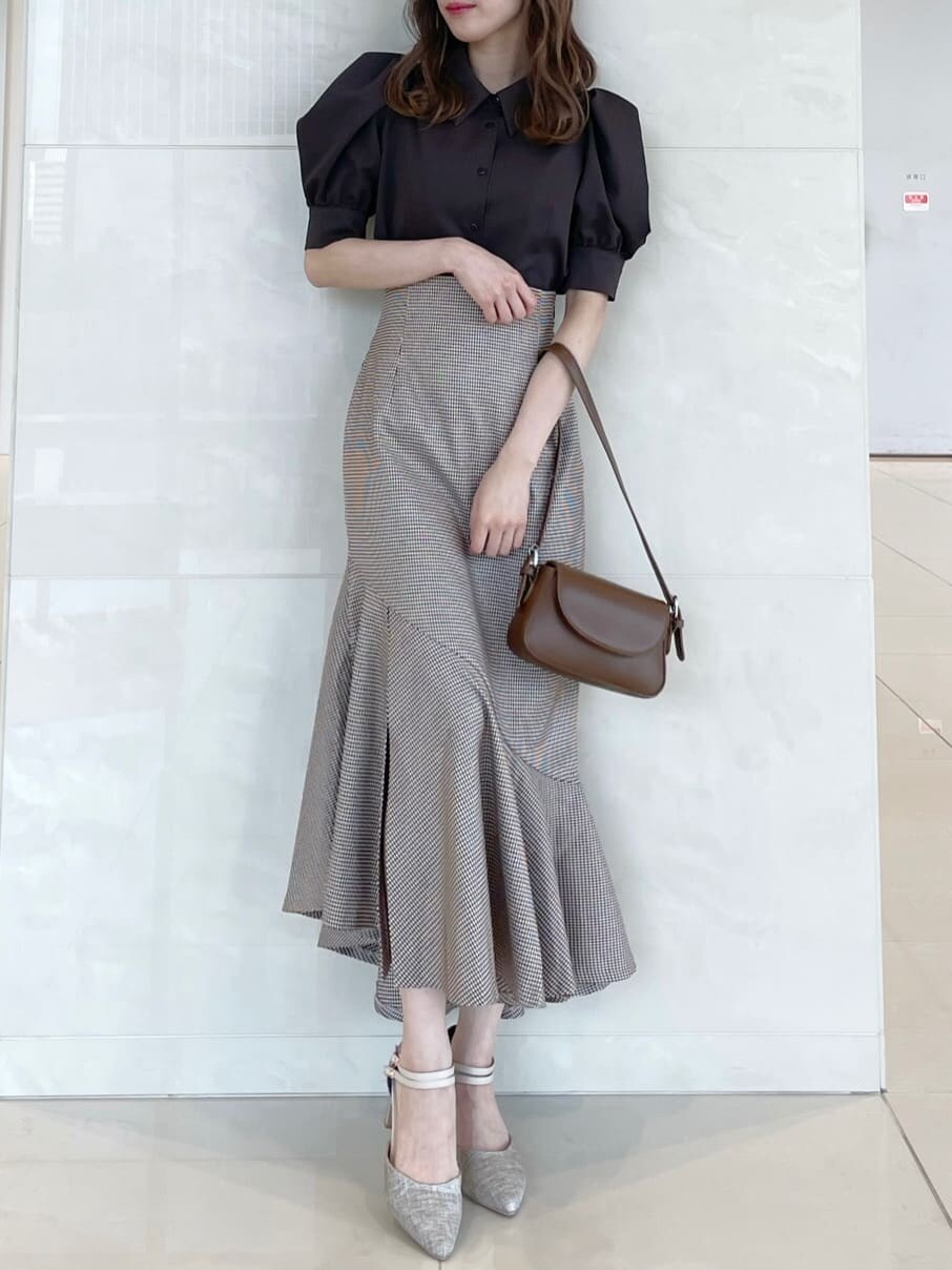 ブラウン系のシャツ/ブラウス、その他のスカート、グレー系のパンプスを着用したレディースの秋コーディネートの4枚目の写真