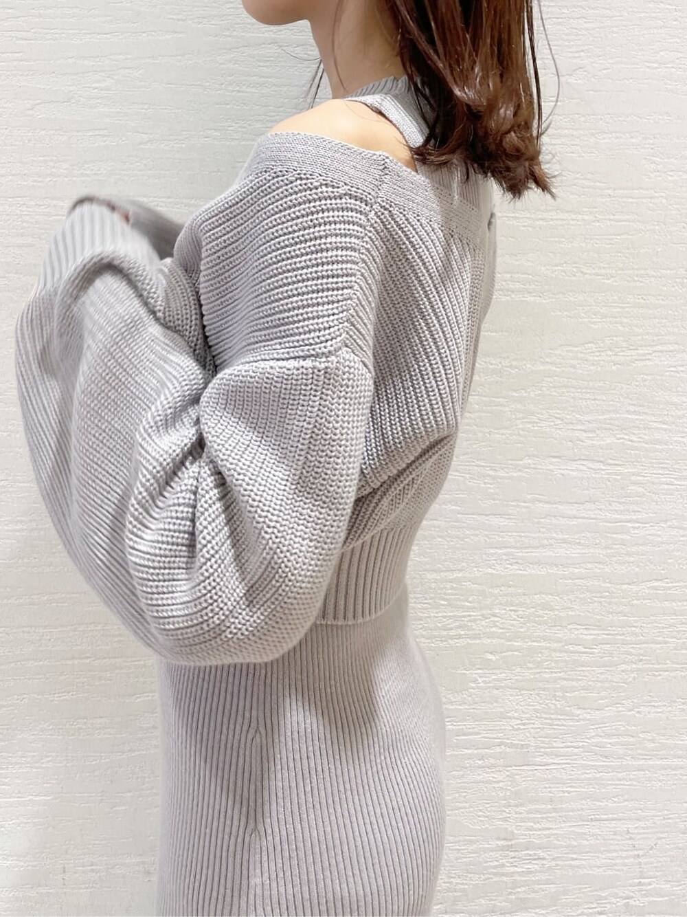 ブラック系のブーツ、グレー系のワンピースを着用したレディースの冬コーディネートの4枚目の写真