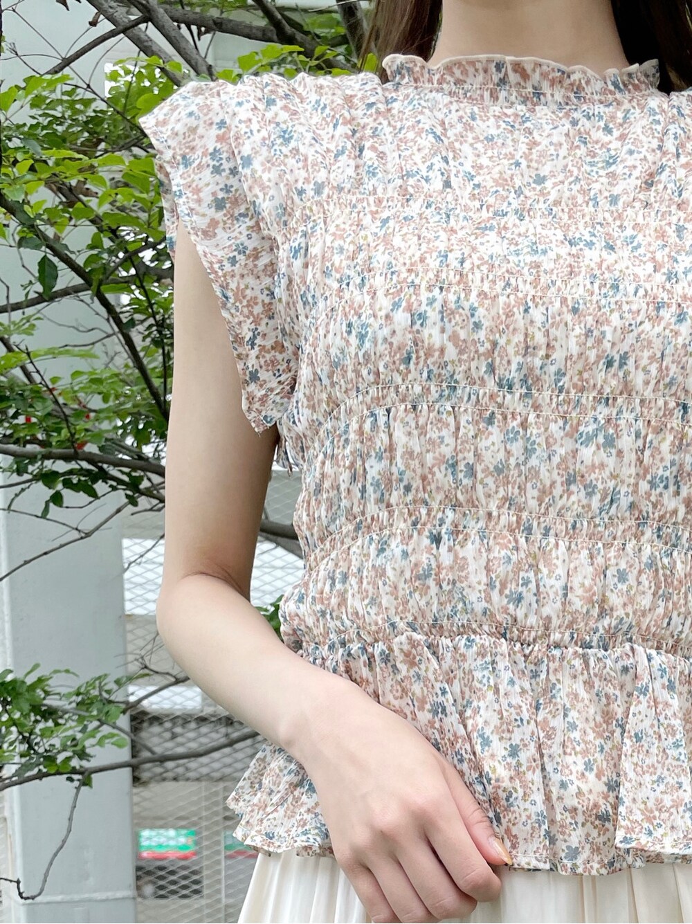 ホワイト系のスカート、その他のシャツ/ブラウス、その他のサンダルを着用したレディースの春コーディネートの8枚目の写真