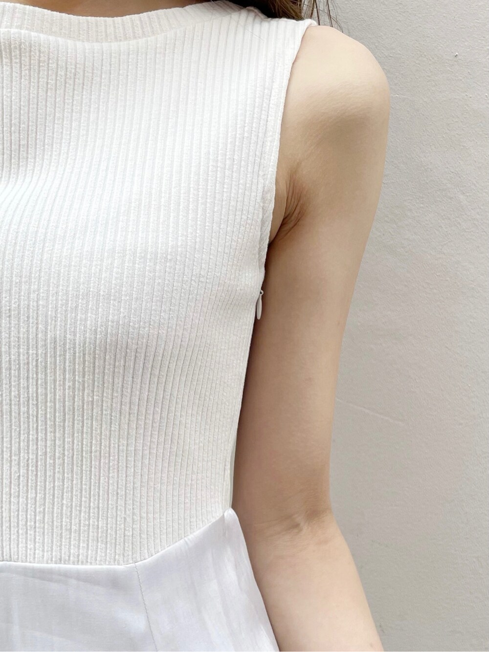 グレー系のワンピース、その他のサンダルを着用したレディースの春コーディネートの9枚目の写真