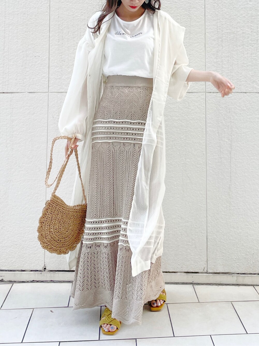 イエロー系のサンダル、ホワイト系のTシャツ/カットソー、ホワイト系のシャツ/ブラウスを着用したレディースの春コーディネートの2枚目の写真