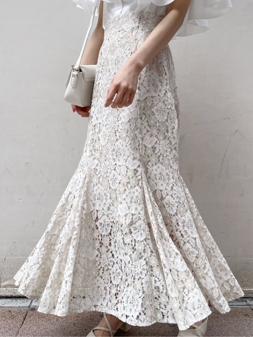 ホワイト系のパンプス、ホワイト系のショルダーバッグ、ホワイト系のシャツ/ブラウスを着用したレディースの春コーディネートの9枚目の写真