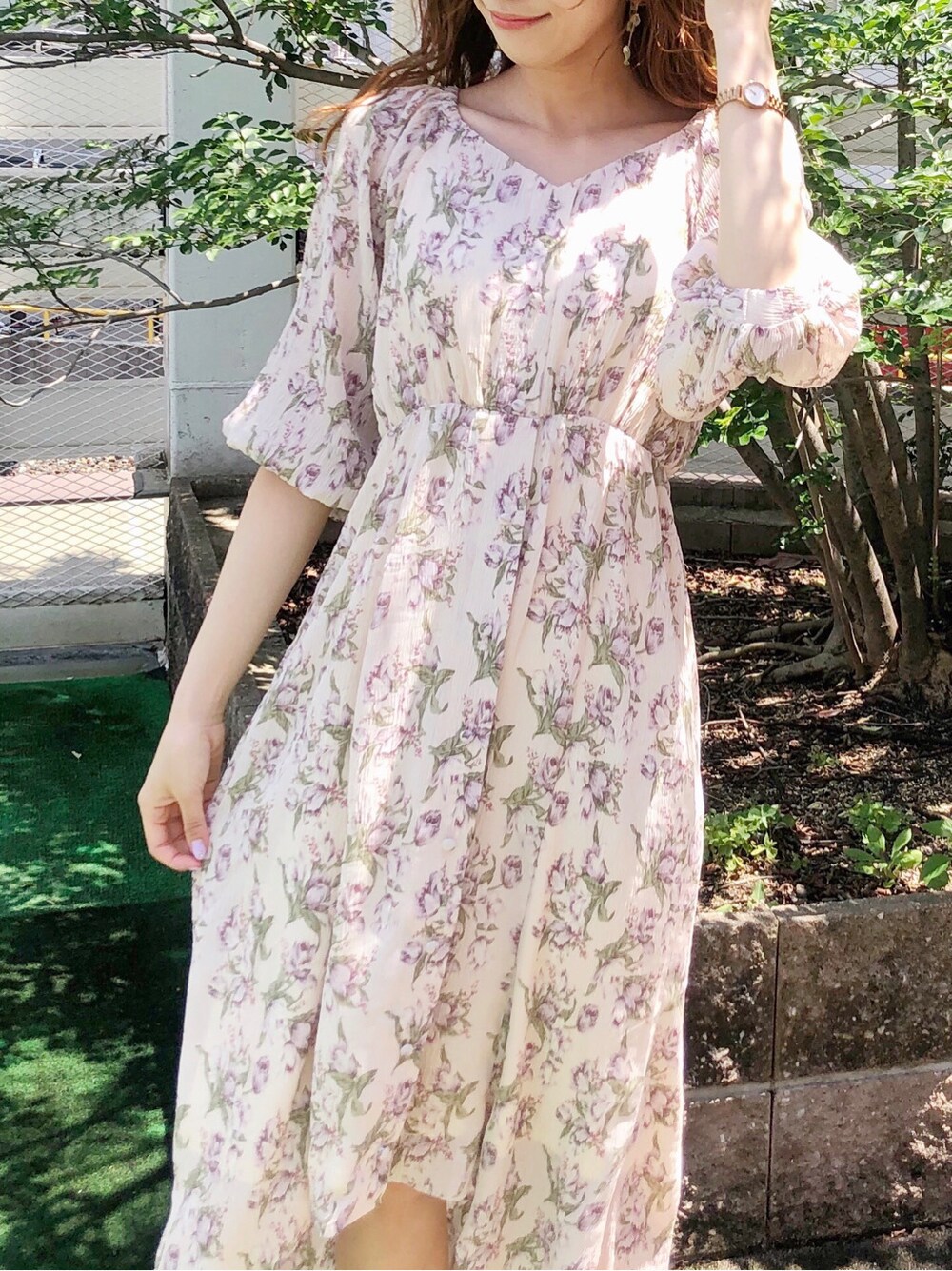 その他のサンダル、ブルー系のブルゾン、ホワイト系のワンピースを着用したレディースの夏コーディネートの4枚目の写真