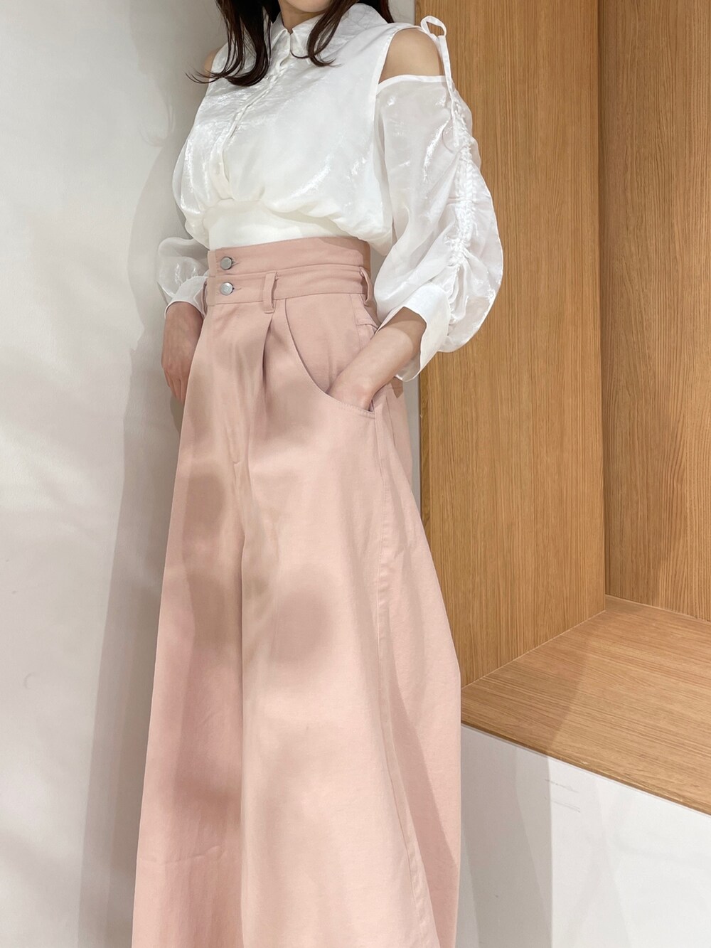 ホワイト系のシャツ/ブラウス、ピンク系のデニムパンツ、ホワイト系のパンプスを着用したレディースの春コーディネートの7枚目の写真