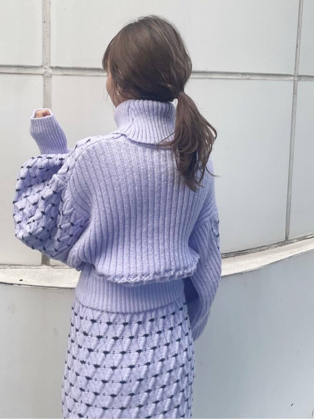 ベージュ系のブーツ、ブラック系のブーツ、ホワイト系のニット/セーターを着用したレディースの秋コーディネートの8枚目の写真