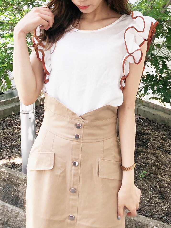 ベージュ系のハンドバッグ、ホワイト系のシャツ/ブラウス、ブラウン系のサンダルを着用したレディースの夏コーディネートの2枚目の写真