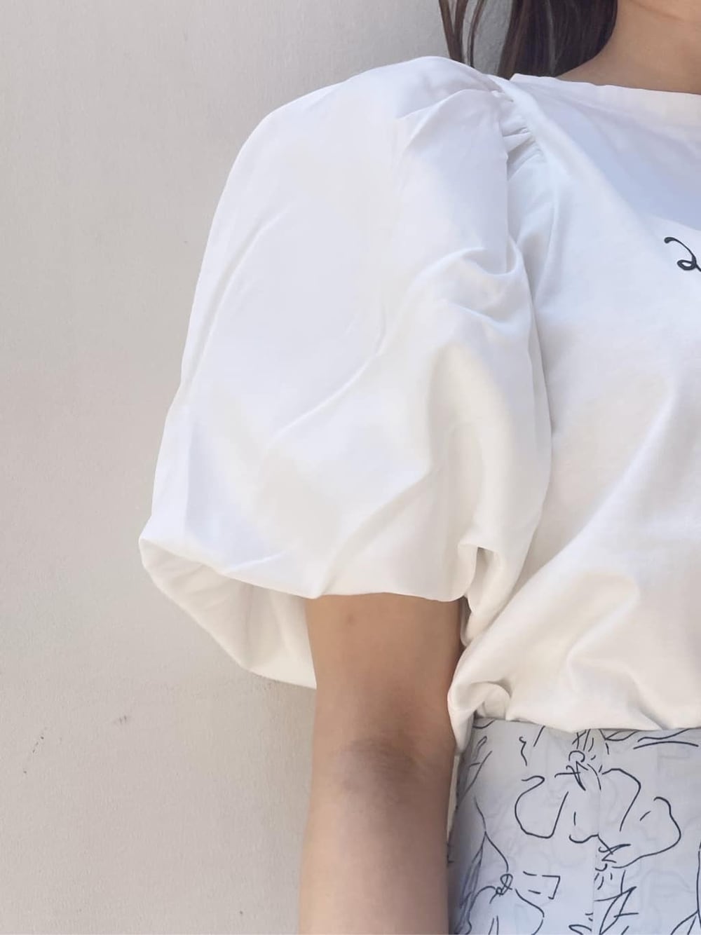 パープル系のサンダル、グレー系のスカート、ホワイト系のTシャツ/カットソーを着用したレディースの夏コーディネートの7枚目の写真