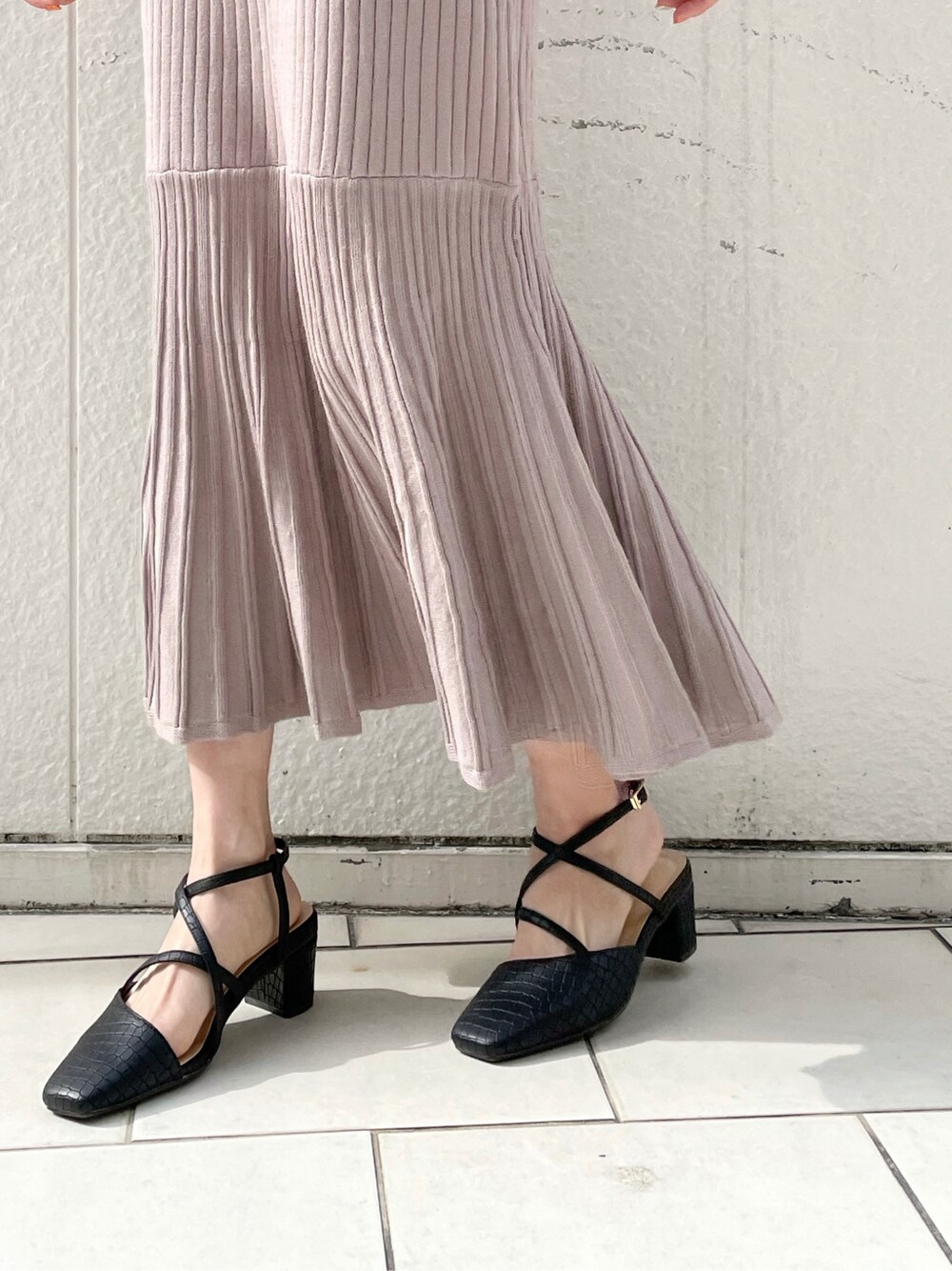 ベージュ系のワンピース、ブラック系のライダースジャケット、ブラック系のパンプスを着用したレディースの冬コーディネートの10枚目の写真