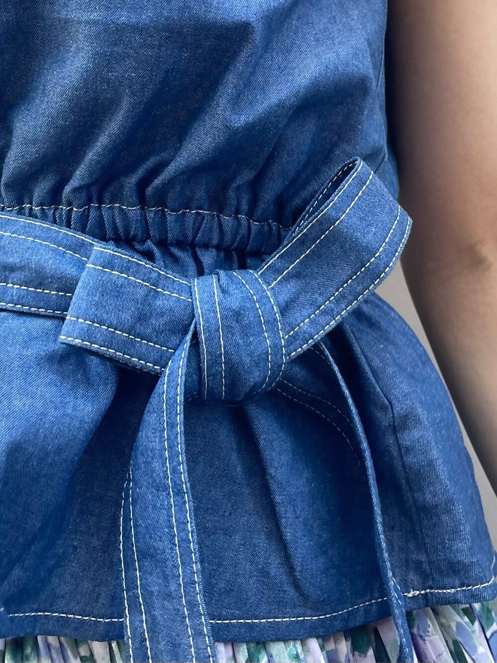 ブルー系のスカート、ベージュ系のサンダル、ブルー系のシャツ/ブラウスを着用したレディースの夏コーディネートの9枚目の写真