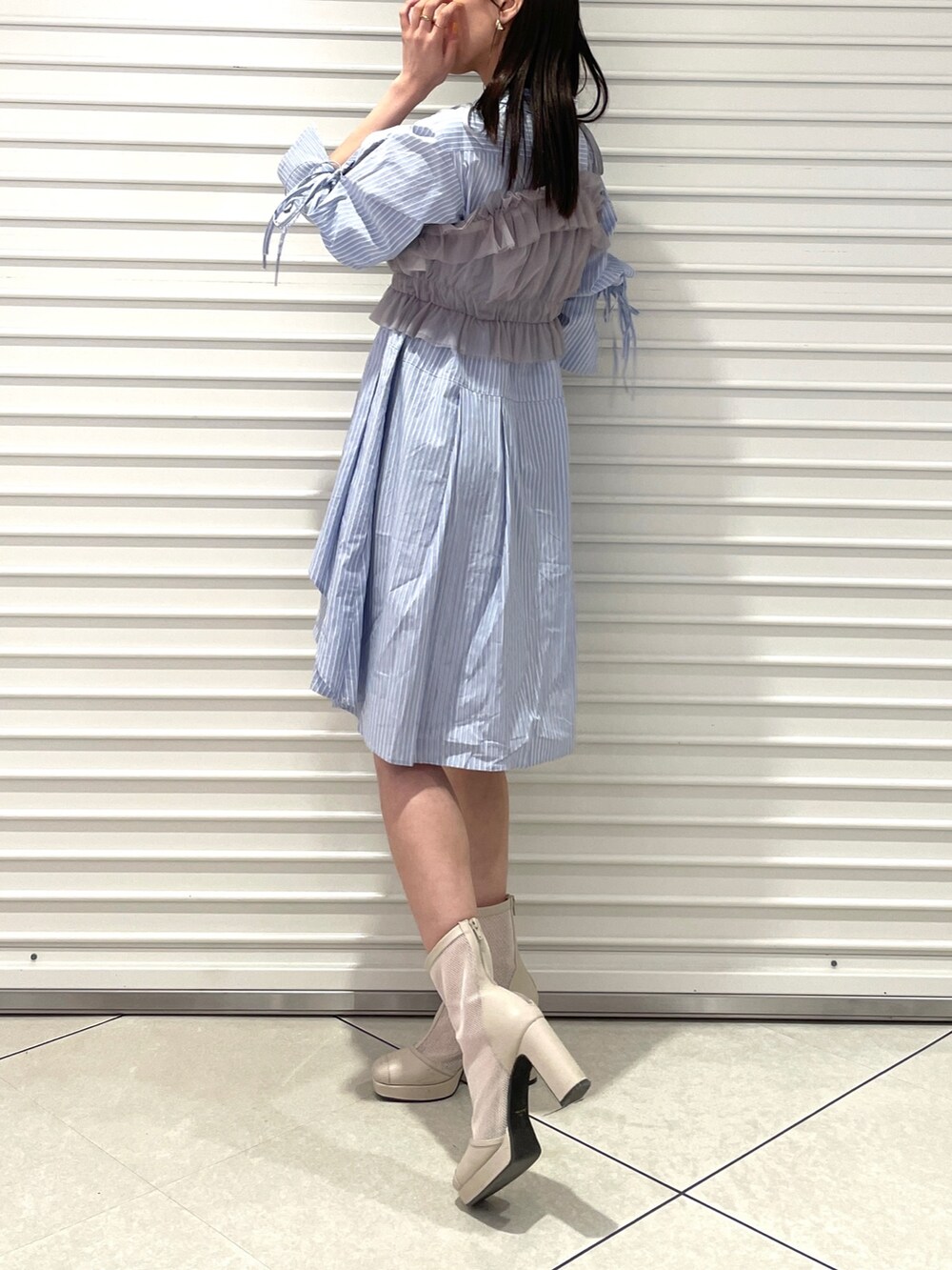 「dazzlin、ダズリン、シャツワンピース、ストライプシャツ、ビスチェ、メッシュブーツ、春コーデ、チュールビスチェ、青コーデ」｜「dazzlinのシアーショートブーツ（ブーツ、ホワイト系）」を使った、maiさん（レディース・160cm）の冬コーディネートの3枚目の写真