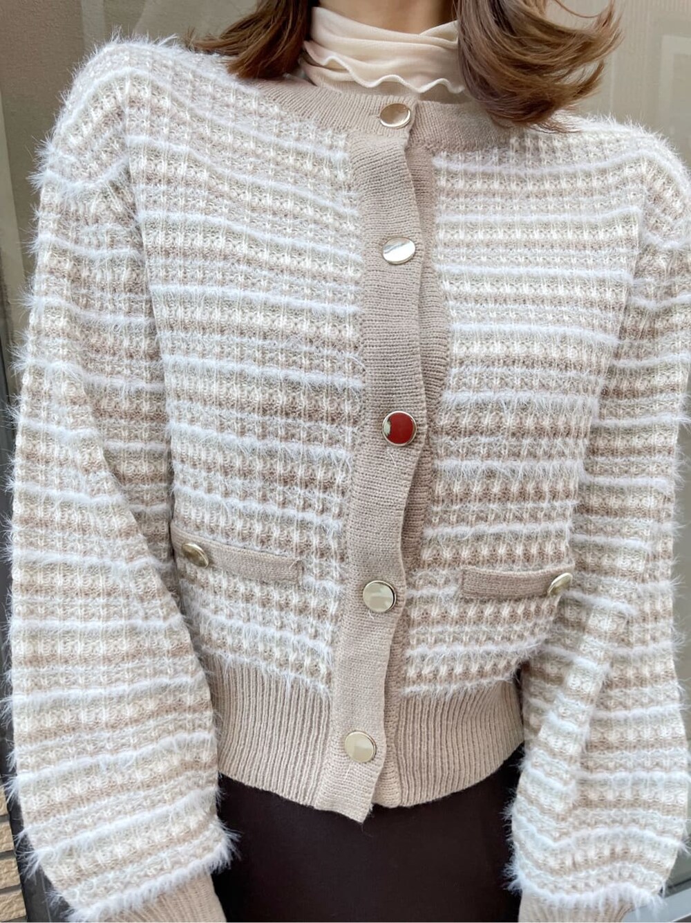 ブラウン系のスカート、ブラック系のブーツ、ベージュ系のカーディガン/ボレロを着用したレディースの秋コーディネートの8枚目の写真