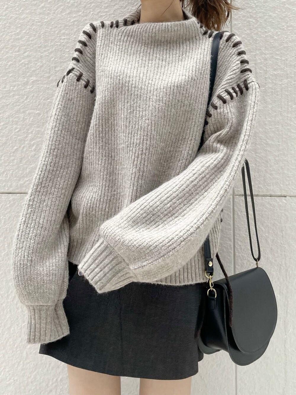 ブラック系のショルダーバッグ、グレー系のその他パンツ、ブラック系のブーツを着用したレディースの冬コーディネートの4枚目の写真