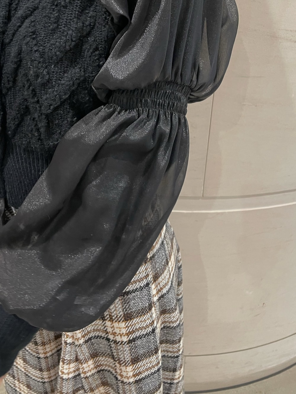 その他のスカート、ブラック系のニット/セーター、ブラック系のブーツを着用したレディースの冬コーディネートの8枚目の写真